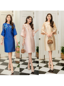 kudapy เดรสสั้นสีน้ำเงิน/สีทอง/สีชมพู ผ้าไหมอิตาลีทอสี่เส้นสังเคราะห์ ช่วงตัวปักลายดอกสวยงาม แขนตกแต่งด้วยลูกไม้เนื้อดีปลายแขนร้านออกแบบแต่งทรงเฉียง