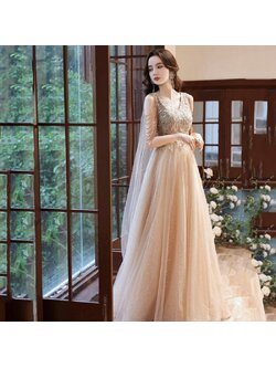 kudapy (พรีออเดอร์ 15-30 วัน) ชุดราตรีไปงาน ชุดราตรียาวคอวีสีทองแชมเปญ แขนปักดีเทลตามแบบ ไหล่ทั้งสองข้างแต่งชายผ้าสามารถผูกเป็นโบว์หรือปล่อยทิ้งเป็นสไบ