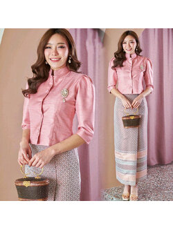 kudapy เซ็ทเสื้อสีชมพูผ้าไหมขีดตะวันทอ 4 เส้น 3 ตะกอ เนื้อเบาสบาย มีลายเส้นในตัว +ผ้าถุงไหมกวินตาทอสอดดิ้นทอง