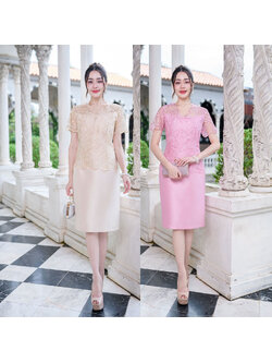 kudapy เดรสสั้นสีครีม/สีชมพู ผ้าไหมโทนสีสวยละมุน รุ่นนี้เป็นงานช่วงบนแต่งด้วยลูกไม้ตะข่ายปักลายสวยงาม ช่วงคอเป็นคอวี