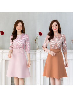 kudapy เดรสสั้นสีชมพู/สีกะปิ ผ้าแจ็คกาด ทรงระบายหางปลา มีดีเทลแต่งกระดุมช่วงอก ช่วงคอเป็นชีฟองจับจีบสวย ใช้ผ้าลูกไม้ช่วงไหล่และแขน