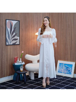 kudapy เดรสยาวสีขาว คอเหลี่ยมแต่งกระดุมผ้าสวยใส่สบาย