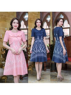 kudapy เดรสลายไทย ดีเทลแต่งโบว์ที่อกงาน เนื้อผ้าทอผสมเลียนแบบผ้าไทยแต่ปรับให้ใส่สบายเนื้อผ้าจะเบาไม่ร้อน