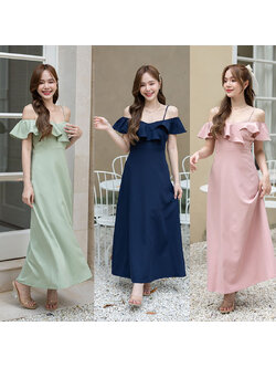 kudapy เดรสยาวสีชมพู/สีกรม/สีครีม/สีเขียวมัทฉะ เป็นแบบเปิดไหล่ มีสายเดี่ยวเส้นเล็กไว้ให้คล้องบ่าคล้องใจ อัพความสวีทด้วยงานแต่งระบาย เป็นทรงกระโปรงทรงเอ
