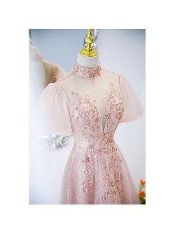 kudapy (พรีออเดอร์ 15-30 วัน) ชุดราตรีไปงาน ชุดราตรียาวคอปืน สีชมพู ช่องบนแต่งผ้าซีทรูบางๆแขนตุ๊กตา ด้านหน้าอกแต่งกลิตเตอร์เพิ่มดีเทลตามแบบ