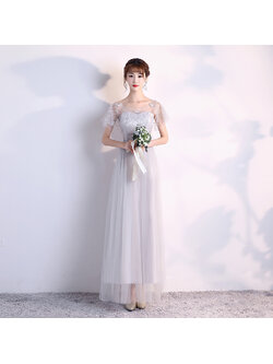 kudapy เดรสราตรียาวออกงานสีเทา ซีทรูปักลายผีเสื้อ ผ้าโปร่งคลุ่มไหล่ เอวคาดผ้าปักผีเสื้อ ตัวกระโปรงด้านนอกเป็นผ้าโปร่ง 2 ชั้น