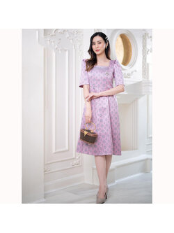 kudapy :เดรสสั้นสีชมพู ทรงระบาย พลางหุ่น พลางใจ ใส่ได้ทุกโอกาส หวานใส่แล้วขับผิว ลายทอปักสีเทาด้ายเงาสวยโดดเด่นไม่ซ้ำใคร