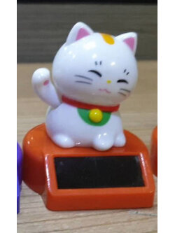 630202 gasha แมวกวักขาวคาดส้ม ฐานส้ม * สามารถกวักมือ และหางได้ ด้วยแผงโซล่าเซลส์ครับ