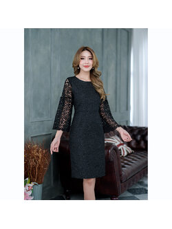 kudapy เดรสสั้นคอกรมสีดำ ผ้า jacquard เนื้อนิ่มลายกุหลาบสามมิติ ช่วงแขนต่อด้วยผ้าลูกไม้เป็นแขนทรงต่อระบายสองเลเยอร์