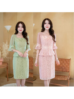 kudapy เดรสสั้นสีชมพูอ่อน/สีเขียวอ่อน ลูกไม้ เป็นเดรสลูกไม้เอวระบาย ช่วงแขนเป็นชีฟอง ตกแต่งดอกไม้ช่วงเอว อก และปลายแขน ดีเทลดอกไม้จะเป็นงานปักลูกปัด มุก และเพชร