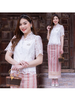 kudapy ชุดออกงาน ไปวัดทำบุญ สีขาว เสื้อผ้าลูกไม้ปักทอ กระโปรงผ้าไหมแพรทิพย์ ทรงจีบหน้า