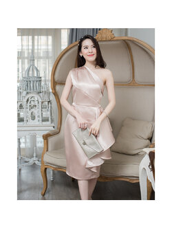 เดรสสั้นสีโรสโกลด์ (Rose Gold) จับจีบที่ไหล่ ช่วงกระโปรงแต่งผ้าเป็นเลเยอร์ด้านข้าง