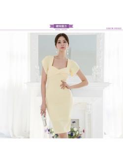 ชุดเดรสสีเหลืองอ่อนใส่ทำงาน คอเสื้อคล้ายทรงห้าเหลี่ยม