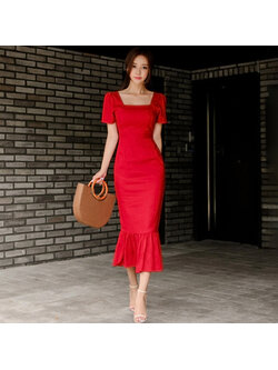 kudapy เดรสคอกว้าง ผูกเอวหลัง ทรงเรียบร้อยสีแดงสด ผ้าลินิน ระบายชายเดรส แหวกหลัง