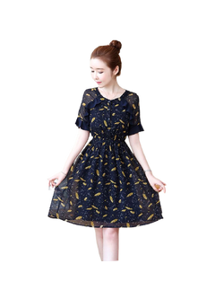 kudapy ชุดเดรสสั้นผ้าชีฟองสีกรมท่า พิมพ์ลายขนนก คอกลมแต่งกระดุมหน้า แต่งระบายอกและปลายแขน จั้มเอว มีซับใน