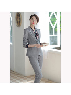 kudapy ชุดสูททำงานสีเทา แต่งลายสก๊อตพร้อมกางเกง จุดเด่นคือการออกแบบเสื้อให้กระชับเข้ารูปทันสมัย