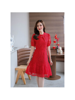 kudapy เดรสสั้นลูกไม้สีแดง ตรุษจีนนี้ต้องสวยปัง เป็นผ้าลูกไม้ลายสวย ทรงคอจีบแต่งจิวเวลรี่ ระบายชายกระโปรง สวยเรียบ