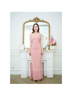 kudapy เดรสยาวสีชมพูสไตล์เรียบหรูดูแพง ไหล่แต่งผ้าซีทรู กระโปรงยาวผ่าหน้า เหมาะสำหรับใส่เป็นชุดราตรี ชุดไปงานแต่งงาน