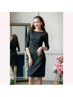 kudapy เดรสสั้นสีดำ ผ้าไหมอิตาลี คอปาด แขนสโลปสี่ส่วน ตัดต่อผ้าซาร่าสีดำเงาช่วงตัว ลูกเล่นหลอกตาให้ดู