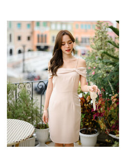 kudapy เดรสดีไซน์ใหม่จากร้านเราค่ะ ช่วงอกทำเป็นโบว์เฉียงไปโอบต้นแขน เหมาะกะสาวๆ ที่อยากหาชุดไปปาร์ตี้เก๋ๆ