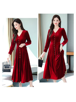 kudapyเดรสผ้ากำมะหยี่สีแดงเลือดนก คอวีตกแต่งกระดุมขาว แขนยาว เอวสายผูกโบว์ กระโปรงทรงเอ