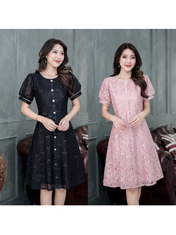 kudapy เดรสสั้นสีชมพู/สีดำ ลูกไม้ แขนสั้นตุ๊กตาค่ะ รอบคอและรอบแขนตกแต่งด้วยมุกหวานมาก ด้านหน้าตัวเดรสแต่งกระดุมมุกเพื่อความสวยงาม