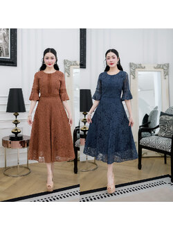 kudapy เดรสยาวสีกรม/สีน้ำตาล ผ้าลูกไม้ทั้งชุด แต่งคาดด้วยลูกไม้ช่วงเอว และแขนแต่งระบาย