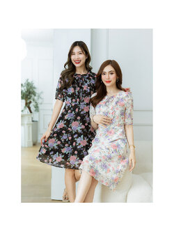 kudapy เดรสชีฟองลายดอก ลายสวยหวาน มีดีเทลช่วงอกตีเกล็ดผูกโบว์และแต่งระบาย