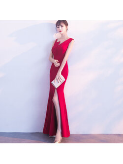 kudapy เดรสราตรียาวสีแดงสด เดรสปาดไหล่เฉียงข้าง แต่งดีเทลพับด้านอก เก็บเอว ทรงหางปลา ซิบหลัง