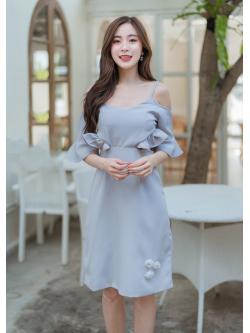 เดรสสั้นสายเดี่ยวสีเทา ทรงปาดไหล่ ดีเทลเปิดข้างช่วงเอวทั้งสองข้าง
