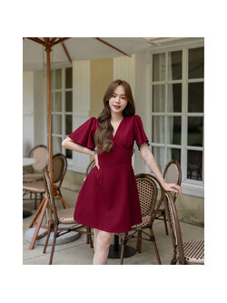 kudapy เดรสสั้นสีแดง เปรี้ยวอมหวานลุคสาวขี้เล่น ตัวเสื้อเป็นคอวีจับจีบเดรปที่อก แขนเสื้อเป็นทรง Bell