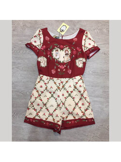 kudapy จั้มสูทขาสั้นสีแดงพิมพ์ลาย คอกลมแขนสั้น เนื้อผ้าพิมพ์ลายรอบตัว มีกระเป๋าข้าง และมีซับในและซิปหลัง