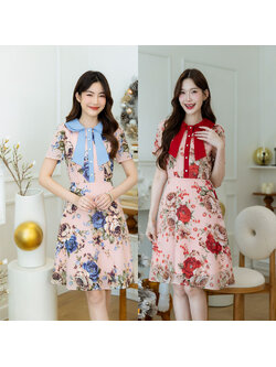 kudapy เดรสสั้นสีแดง/สีชมพู ชีฟองลายดอก สวยเด่น มีดีเทลสวย เป็นคอปกสองชั้นเย็บเป็นโบว์ กระดุมด้านหน้าเปิดได้จริง