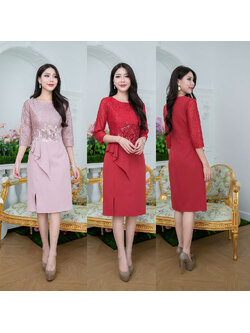 kudapy เดรสลูกไม้ผสมผ้าพื้น ช่วงบนตัวเสื้อเป็นงานผ้าลูกไม้กลิตเตอร์แขนห้าส่วนเลยศอกมาเล็กน้อย เอวตกแต่งสวยงาม ดอกไม้ปักลายมีเกสรแต่งเพชร