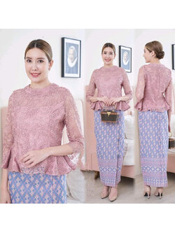 kudapy เซ็ตเสื้อลูกไม้ใยบวบสีชมพูพีท คอกลมยกสูง แขนสามส่วน เอวแต่งระบาย + ผ้าถุงทอลายสีโทนชมพูม่วง ผ้าถุงเย็บสำเร็จเก็บทรงสวยมากค่ะ