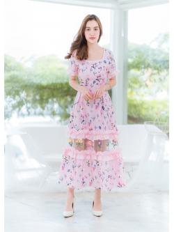 เดรสยาวสีชมพูลายดอกผ้าพริ้ว ดีเทลผ้ามุ้งปลายกระโปรง