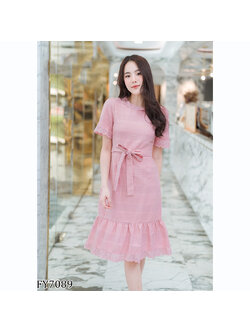 kudapy เดรสสั้นสีชมพู ลูกไม้ฉลุคอเต่าระบายชายปักลายจุด