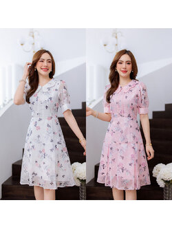 kudapy เดรสสั้นสีขาว/สีชมพู คอปกเคริฟเย็บเปหยักสวย ผ้าทอมีเทคเจอร์ พิมพ์ลายดอก สวยลงตัว มีดีเทลแต่งลูกไม้และกระดุมช่วงอก