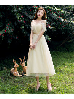 kudapy ชุดเดรสยาวออกงานสายเดี่ยวสีครีม เดรสคลุมเข่า แขนเปิดไหล่