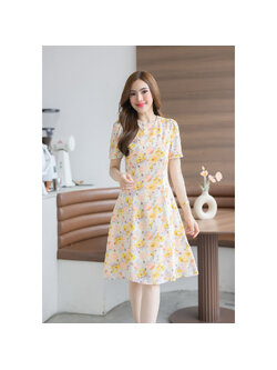kudapy เดรสสั้นโทนสีครีมดอกเหลือง ลายดอก มึดีเทลแต่งมุกรอบคอ และรอบแขน ใส่สบาย เนื้อผ้านุ่มลื่น