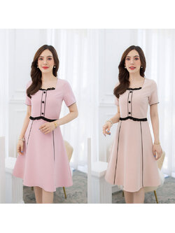 kudapy เดรสสั้นสีครีม/สีชมพู ผ้าพื้น แต่งตัดขอบกุ้นลายเส้น สวยเรียบ มีดีเทลแต่งกระดุม แต่งชีฟอง สีดำตัด