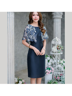 kudapy เดรสสั้นไปงาน ผ้าไหมญี่ปุ่นสีน้ำเงินกรมท่า ผ้าลูกไม้เงาปักลาย แต่งผ้าคลุมไหล่ระบายแบบเก๋ๆ ใส่ออกงานบุญ งานมงคลเริ่ดมากน๊า มีซับในซิปหลัง