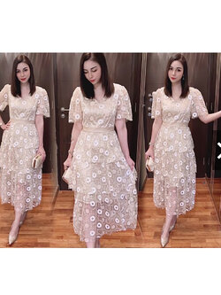 kudapy เดรสยาวสีครีมทอง คอวี ลูกไม้ แขนสั้น เนื้อผ้าลูกไม้มุ้งปักลายด้วยเลื่อม และดิ้นสีทอง