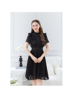 kudapy เดรสชีฟอง โทนสีชุดสวยขับผิว ช่วงแขนเป็นดีเทลแขนปลีกอัดพลีทเล็ก ช่วงคอเป็นพลีทเล็ก ช่วงอกเย็บพลีทเป็นแนวเกล็ดแต่งกระดุม