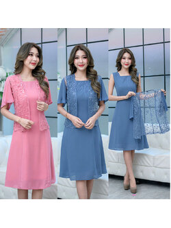 kudapy เดรสสั้นสีชมพู/สีฟ้าคราม 2 ชิ้น ด้านในเป็นเดรสแขนกุด ตกแต่งเพชรช่วงคอเพิ่มความหรูหรา ด้านนอกเป็นผ้าลูกไม้เงาแต่งแขนชิฟฟ่อน