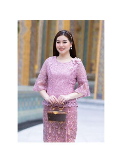 kudapy เสื้อลูกไม้สีม่วง แขนยาว ลูกไม้หนา แต่งลายดอกตรงไหล่ สวมใส่ออกงานดูดี (เฉพาะเสื้อ)