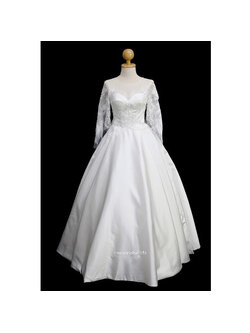 kudapy เดรสยาวสีขาว เจ้าสาวแขนระบาย สไตร์เรียบหรู (สีขาวนวล)ผ้าซาติน ตาข่าย ด้านหลังมีเชือกร้อย ปรับขนาดกระชับหุ่นได้อย่างดี