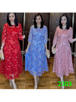 kudapy เดรสยาวออกงานปักเลื่อม ใช้ผ้าเนื้อดีปักลวดลายใบไม้ ปักเพิ่มเติมขอบด้วยเลื่อมเน้นลายชัด