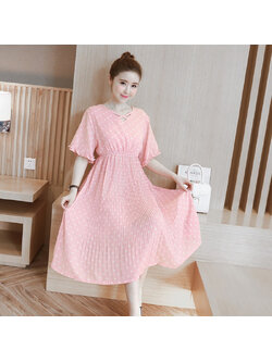 kudapy เดรสสั้นสีชมพู อัดพีท ลายจุดขาว เอวจั้มยืดได้เยอะ แต่งระบายปลายแขน มีซับใน