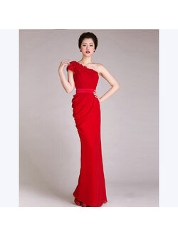 kudapy ชุดราตรียาวสีแดง ไหล่เฉียง ทรงเข้ารูปผ้าชีฟองนิ่มใส่สบายกระโปรงจับจีบย้วย ไหล่แต่งดอก